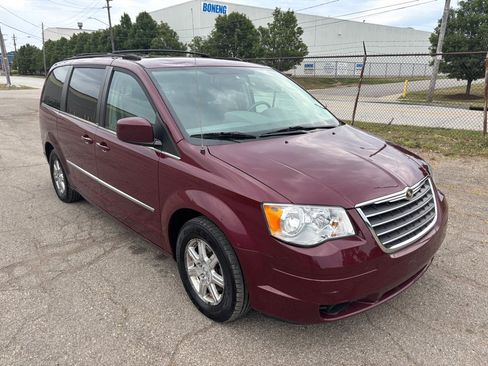 Used 2009 Chrysler Town & Country Touring w/ Entertainment Group #2 FWD image 1
