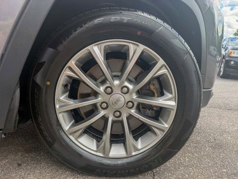 Used 2019 Jeep Cherokee Latitude Plus FWD image 17