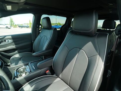 New 2026 Chrysler Pacifica Limited FWD image 34