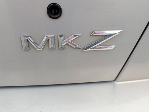 Used 2010 Lincoln MKZ Base image 9