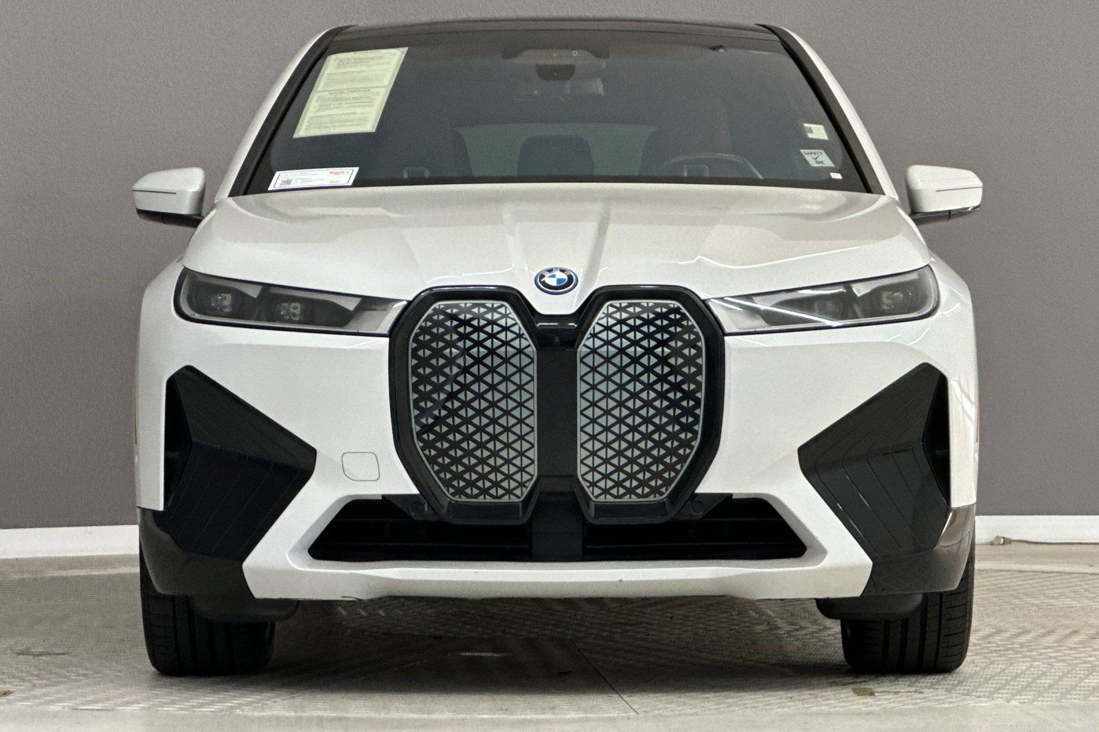Used 2024 BMW iX xDrive50 w/ Sport Package AWD/4WD image 5