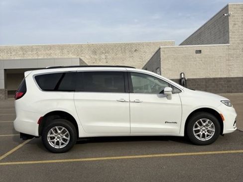 Used 2022 Chrysler Pacifica Touring-L image 6