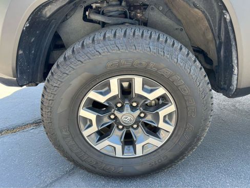 Used 2022 Toyota Tacoma TRD Off-Road w/ TRD Premium Off Road Package AWD/4WD image 13
