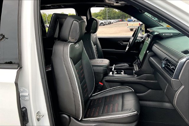 Used 2025 GMC Yukon AT4 Ultimate AWD/4WD image 30
