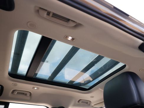 Used 2020 Land Rover Defender 110 First Edition image 25