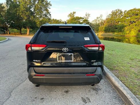 Used 2022 Toyota RAV4 XLE Premium image 4