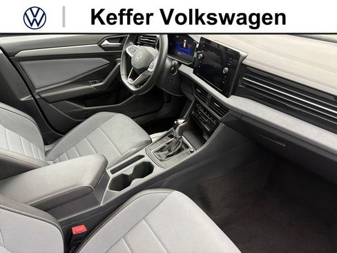 Used 2025 Volkswagen Jetta SE FWD image 3