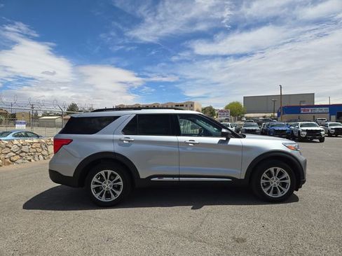 Used 2022 Ford Explorer XLT w/ Equipment Group 202A AWD/4WD image 2