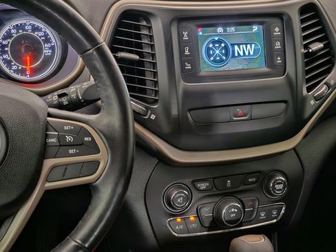 Used 2017 Jeep Cherokee Sport FWD image 9