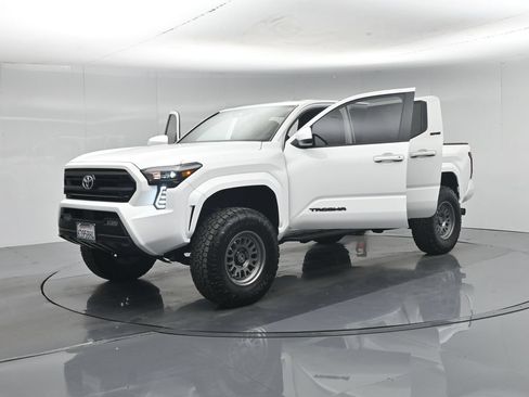 Used 2025 Toyota Tacoma SR5 AWD/4WD image 31