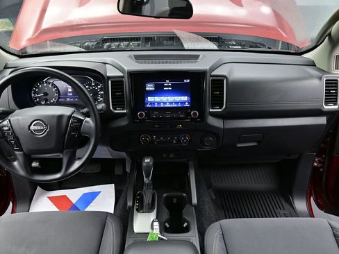 Used 2023 Nissan Frontier SV image 2