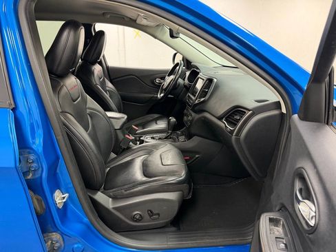 Used 2020 Jeep Cherokee Trailhawk image 9