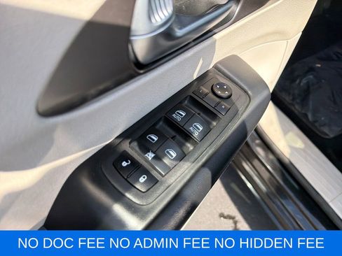 Used 2023 Chrysler Pacifica Touring-L FWD image 13