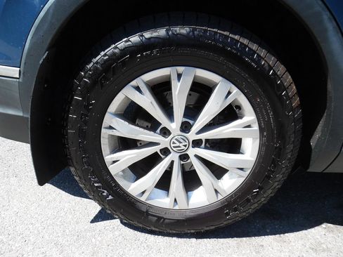 Used 2018 Volkswagen Tiguan SE AWD/4WD image 23