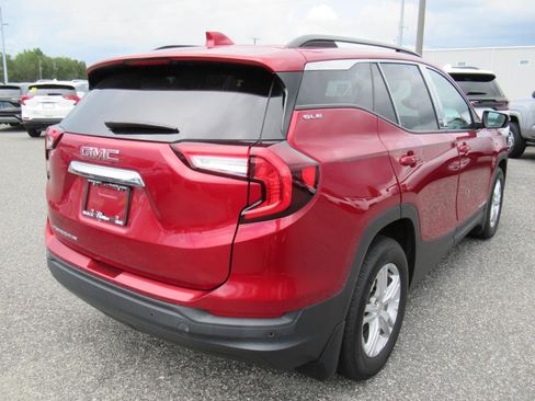 Used 2024 GMC Terrain SLE w/ Driver Convenience Package FWD image 8