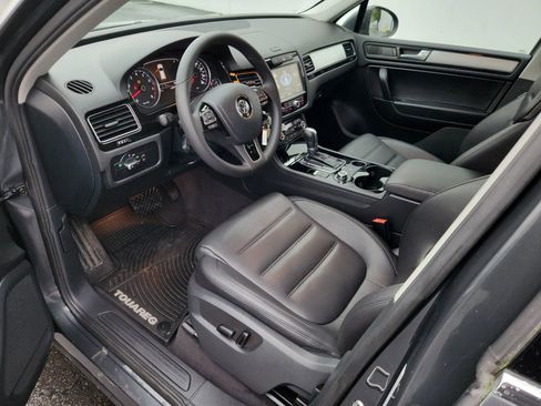 Used 2012 Volkswagen Touareg Sport image 6