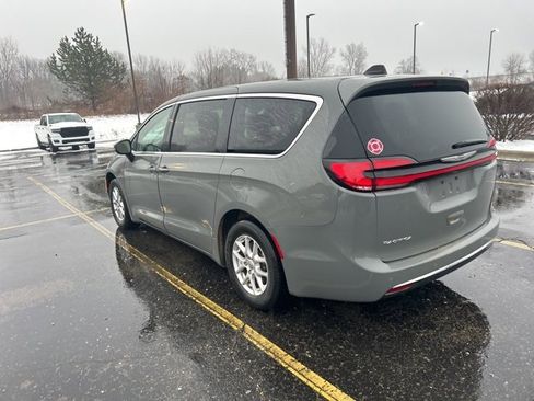 Used 2023 Chrysler Pacifica Touring-L image 2