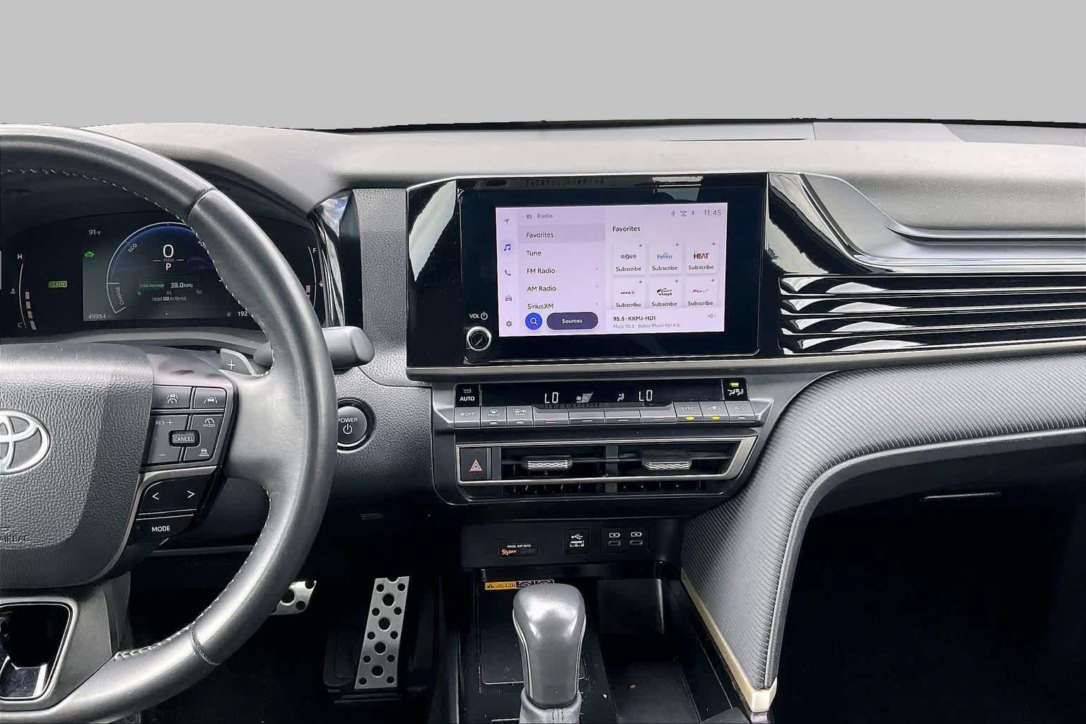 Used 2025 Toyota Camry SE FWD image 7