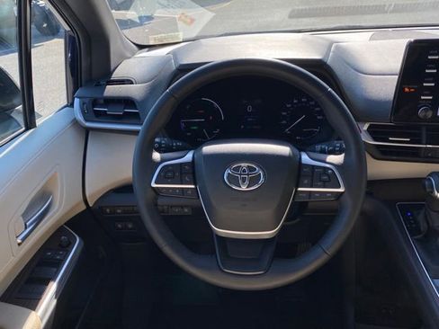 Used 2023 Toyota Sienna XLE FWD image 26