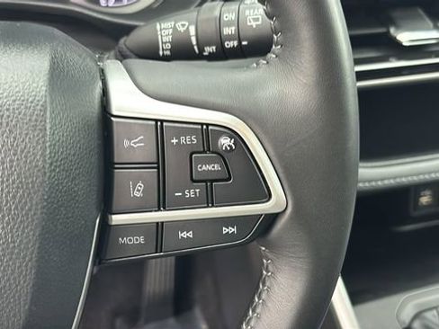 Used 2025 Toyota Highlander LE AWD/4WD image 19