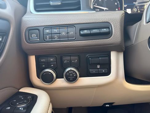 Used 2021 GMC Yukon Denali w/ Denali Premium Package AWD/4WD image 24