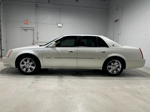 Used 2011 Cadillac DTS Platinum FWD image 19