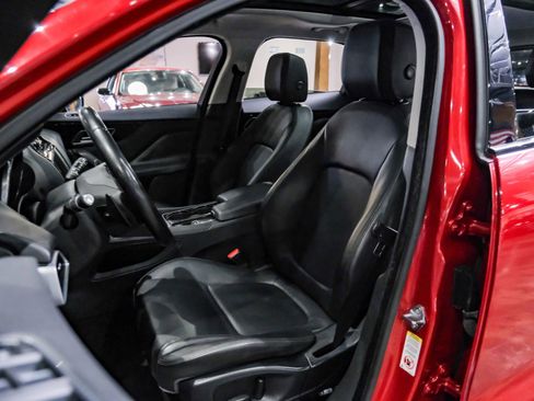 Used 2017 Jaguar F-PACE Premium image 4
