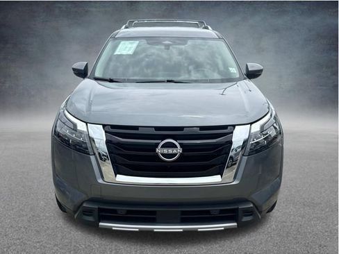 Used 2025 Nissan Pathfinder SL AWD/4WD image 2