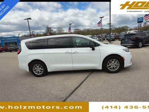Used 2025 Chrysler Pacifica Select FWD image 9