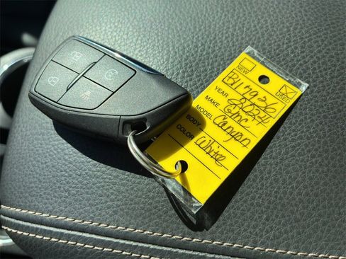 Used 2024 GMC Canyon Denali image 17