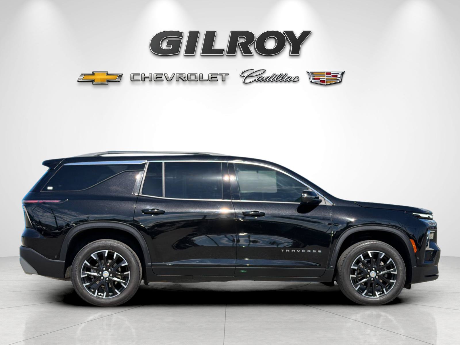 Used 2025 Chevrolet Traverse LT w/ Enhanced Driving Package FWD image 2