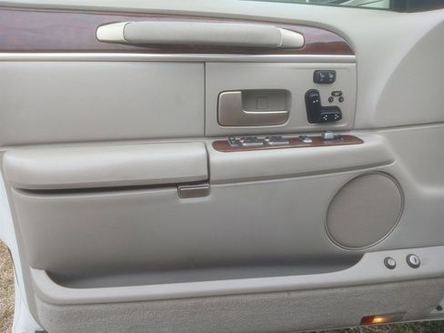 Used 2003 Lincoln Town Car Signature image 22