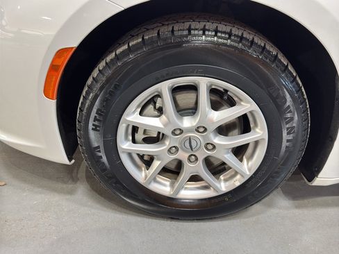 Used 2024 Chrysler Pacifica Touring-L image 8