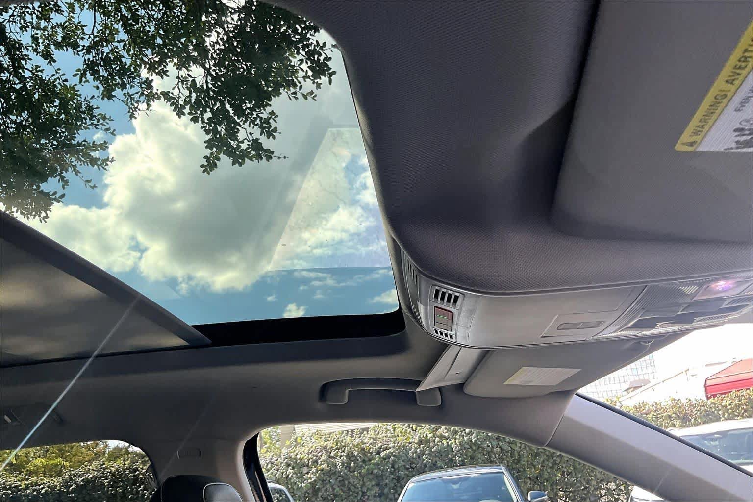 Used 2022 Volkswagen Tiguan SE w/ Panoramic Sunroof Package FWD image 14