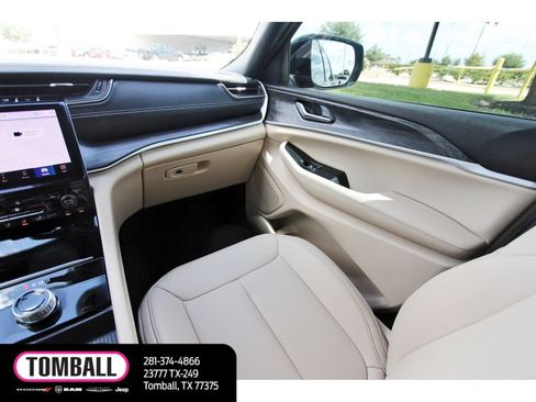 Used 2025 Jeep Grand Cherokee L Limited RWD image 11