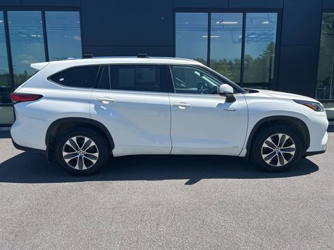 Used 2020 Toyota Highlander XLE AWD/4WD image 3