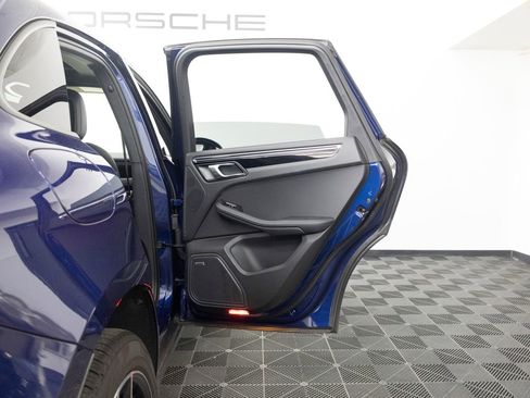 Certified 2025 Porsche Macan AWD/4WD image 30