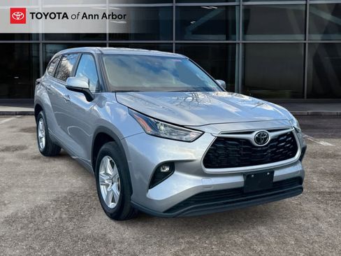 Used 2025 Toyota Highlander LE image 1