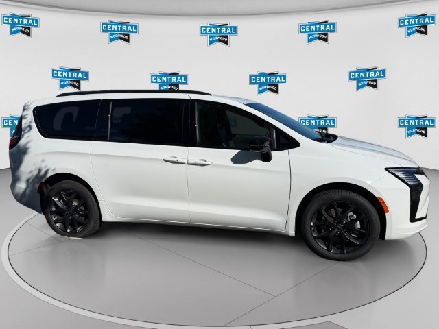 New 2027 Chrysler Pacifica Select AWD/4WD image 6