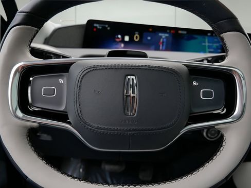 Used 2025 Lincoln Navigator Reserve image 19