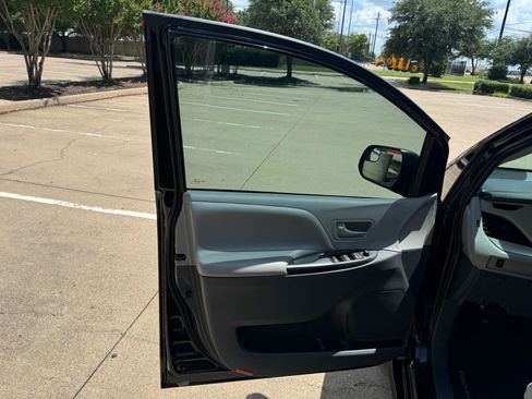 Used 2020 Toyota Sienna L image 12