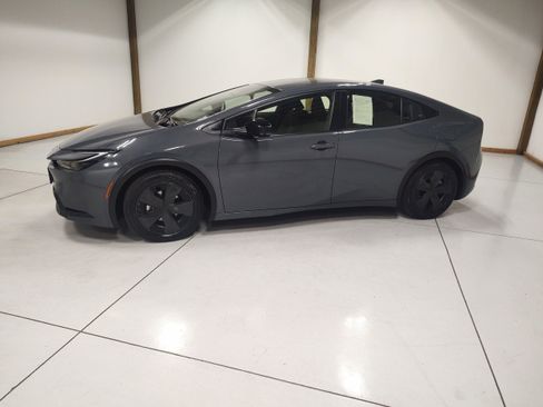 Used 2025 Toyota Prius LE FWD image 4