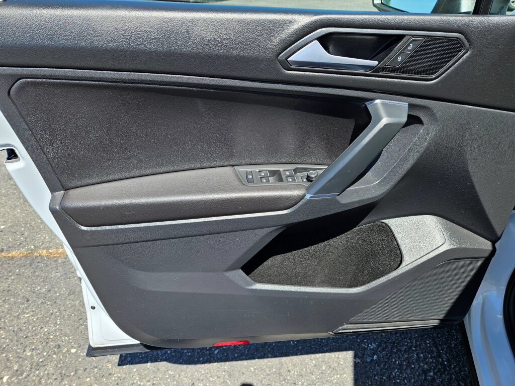Used 2018 Volkswagen Tiguan SE w/ Panoramic Sunroof Package AWD/4WD image 18