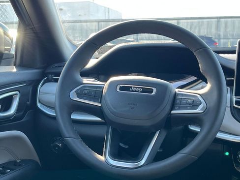 Used 2025 Jeep Compass Limited image 28