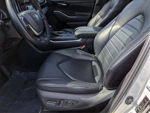 Used 2022 Toyota Highlander XLE FWD image 15
