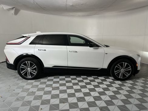 Used 2024 Cadillac Lyriq Luxury AWD/4WD image 9