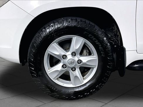 Used 2011 Toyota Land Cruiser w/ Upgrade Pkg AWD/4WD image 9