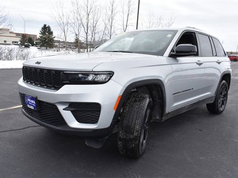 Used 2024 Jeep Grand Cherokee Altitude image 10