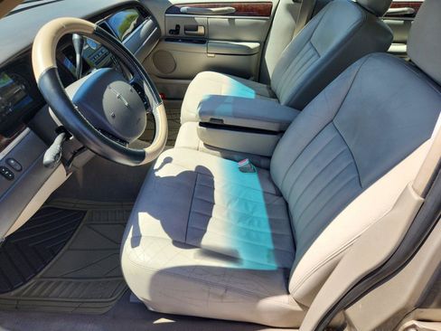 Used 2007 Lincoln Town Car Signature RWD image 10