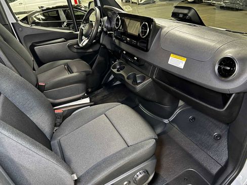 Used 2025 Mercedes-Benz Sprinter 2500 image 11